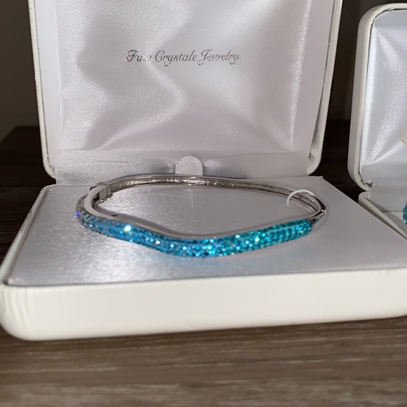 Earring And Bracelet Set - Picture 2 of 5